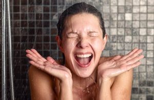 ¿Calor? Te compartimos 3 beneficios de bañarte con agua fría