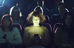 7 cosas desagradables que NO debes hacer en el cine