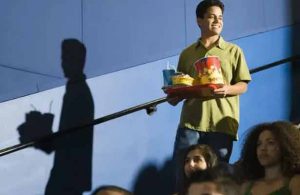 7 cosas desagradables que NO debes hacer en el cine