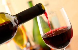 Estudio reveló que tomar una copa de vino tinto al día equivale a hacer una hora de ejercicio en el gimnasio o en cualquier otro lugar.