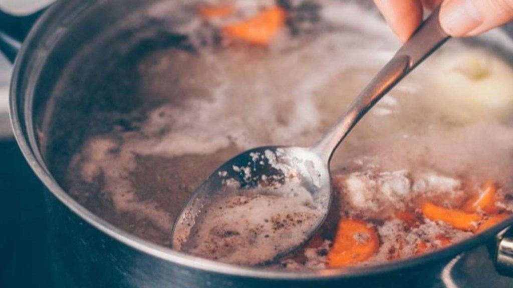 ¿Qué es la espuma blanca que le sale al caldo de pollo y por qué debes quitarla?