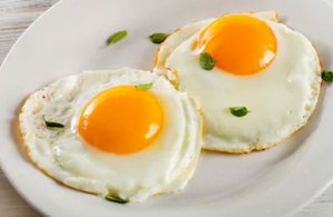 ¿Qué tiene más nutrientes, la clara o la yema del huevo?