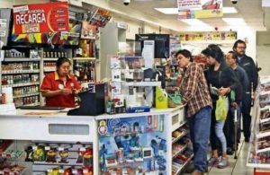 Propone diputado que cajeros de Oxxo y 7-Eleven ganen 14 mil al mes