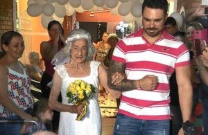 Tierna pareja de abuelitos se enamoran en el asilo y se casan
