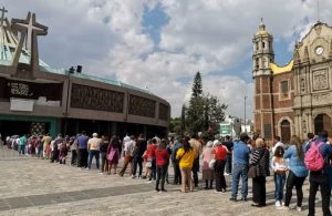 Peregrinos se enfrentan a personal de Protección Civil en Basílica de Guadalupe