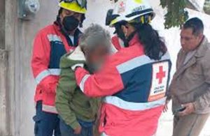 Por clima frío, abuelito se resguarda en alcantarilla