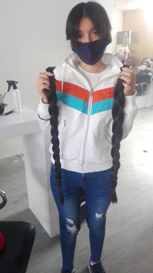 Joven vende su cabello para comprar oxígeno a su abuelito