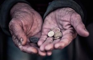 Empacadores de la tercera edad piden limosna para poder comer