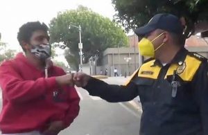 ¡Aplausos! Policía encuentra mochila con dinero y busca a su dueño para devolverla
