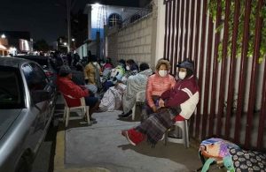 Por $500, jóvenes "apartan" lugar a adultos mayores en fila para aplicación de vacuna
