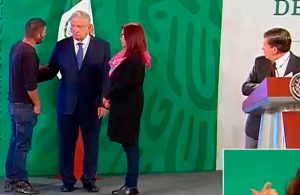 Joven irrumpe en conferencia de AMLO para pedirle ayuda