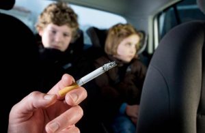¿Multa de hasta $14,170 a quien fume dentro de su auto?