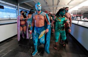 Luchadores invitan a usuarios del METRO a utilizar correctamente el CUBREBOCAS