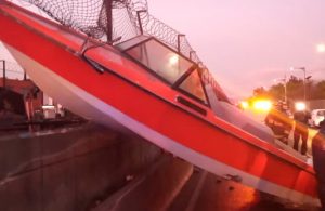 "Lancha" se incrusta en malla del metro y causa afectaciones