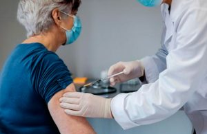 Abuelita que acudió a vacunarse aprovecha para pedir ayuda por maltrato