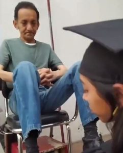 #Video: Recién graduada bolea zapatos de su papá para reconocer su oficio