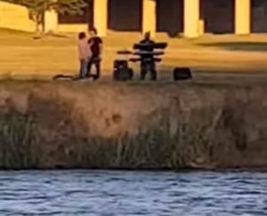 #Viral: Abuelito canta mañanitas a su nieto desde la frontera