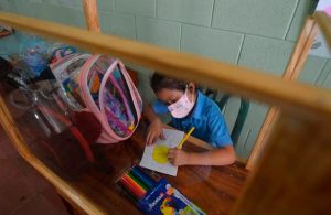 Hombre crea pupitre especial para proteger a su hija del Covid en salón de clases