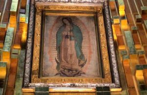Fieles piden perdón a Virgen de Guadalupe que cayó a mitad de la carretera