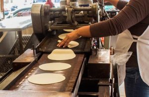 ¡Por los cielos! Precio de kilo de tortilla se vende hasta en 27 pesos 