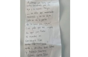 Abuelita que acudió a vacunarse aprovecha para pedir ayuda por maltrato
