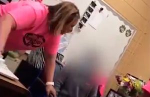 Directora de escuela golpea a alumna de 6 años frente a su mamá