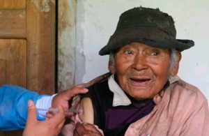 Abuelito de 121 años recibe vacuna contra Covid_19
