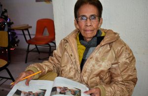 Abuelita de 71 años concluye su primaria y su historia se vuelve viral