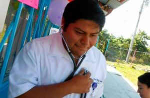 Joven lleva su título a la tumba de sus padres y la escena se viraliza