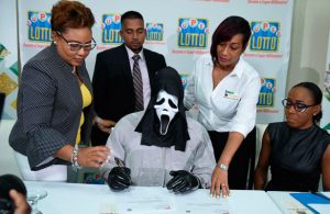 Gana la lotería y recoge su premio disfrazado para que nadie lo reconozca