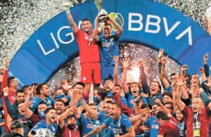 Abuelita de 93 años conmueve al celebrar campeonato de Cruz Azul