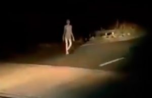 Video: ¿Un fantasma o un extraterrestre? Captan a extraña criatura caminando por una carretera