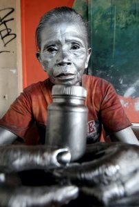 Abuelita trabaja como "estatua" para poder darle de comer a su nieto