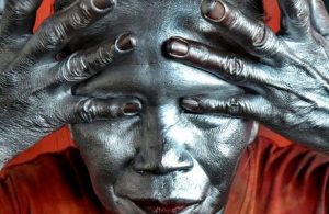 Abuelita trabaja como "estatua" para poder darle de comer a su nieto