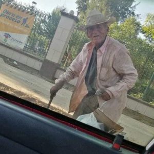 ¡Conmovedor! Familia adopta a abuelito que vivía en situación de calle