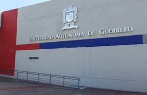 Abuelito presenta examen de admisión para ser abogado