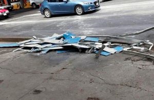 Cae plafón sobre autos en Tlalpan afuera del metro Villa de Cortés