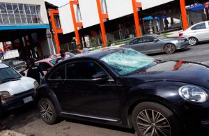 Cae plafón sobre autos en Tlalpan afuera del metro Villa de Cortés