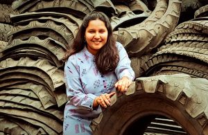 Mujer emprendedora crea zapatos con desechos de neumáticos
