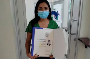 Joven que vendía dulces para  pagar sus estudios  obtiene su título universitario