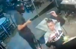#VideoViral: Mientras lo asaltan, hombre NO deja de degustar sus alitas