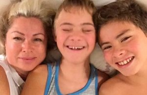Conmovida, Lety Calderón celebra que su hijo Luciano finalizó sus estudios