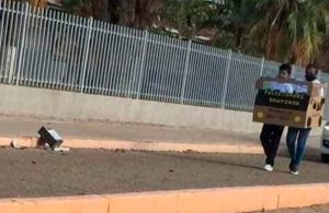 Padre de familia crea carro con caja de cartón para que su hijo asista a caravana escolar
