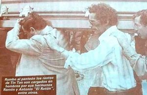 Comparten en redes foto inédita de Ramón Valdés cargando el féretro de su hermano "Tin Tan"