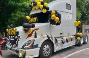 Mamá sorprende a su hija al llegar en tráiler adornado a caravana de graduación