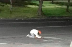 Hombre en situación de calle llora desconsolado por la muerte de su perrito