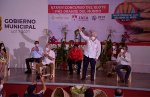 Agricultor mexicano gana "Concurso del elote más grande del mundo"