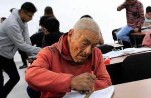 #Viral: Abuelito se gradúa a sus 84 años y posa con su título universitario