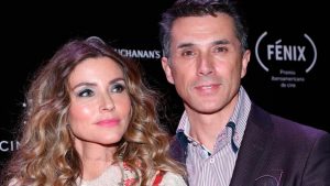 Tras hospitalización reaparece Sergio Mayer haciendo ejercicio y con audífonos