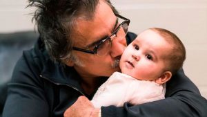 Conmueve video de Alejandro Fernández cantando con su nieta en brazos